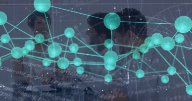 Konferans masasında dizüstü bilgisayarlar, kahve fincanları şebekesi haritası olan iş birliği yapan profesyoneller. İş, iletişim, yenilik, takım çalışması, modern, teknoloji, strateji