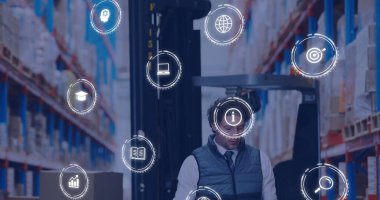 Tişört giyen, ambar koridorunda palet askılı AR simgelerini izleyen bir yönetici. Sanayi, lojistik, dijital, yönetim, teknoloji, işlemler, profesyonel