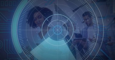 Ofis konferans odasının üstünde dizüstü bilgisayar ve kahve fincanı olan dijital radar arayüzü dönüyor. Teknoloji, takım çalışması, analitik, iletişim, yenilik, işbirliği, modern