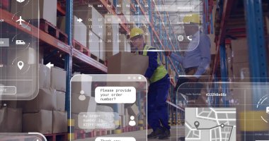 Depo çalışanı yelek kaldırma kutusunda yönetici olarak dijital kaplamalı raflarda tableti kontrol ediyor. Lojistik, envanter, sanayi, organizasyon, işbirliği, teknoloji, verimlilik