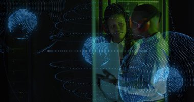 Bilgi işlem teknisyenleri kulaklık takarak sunucu raflarını veri küresiyle birlikte sunucu odasında izliyorlar. Teknoloji, siber güvenlik, ağ oluşturma, dijital, yenilik, gelecekçilik, işbirliği