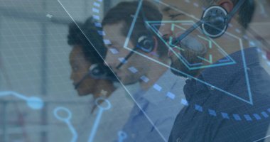 Ofis masalarında dijital arayüz kullanarak düğmeli gömlekli bir adamı izliyordum. Müşteri desteği, takım çalışması, teknoloji, iletişim, ofis ortamı, veri görselleştirme, profesyonel