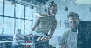 Çizgili etekli ve üst düzey dijital arayüz kaplamalı genç kız ofiste monitörlerle. Teknoloji, işbirliği, yenilik, dijital, çalışma alanı, modern, üretkenlik