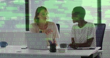 İş ortakları, fikirlerini sunan, ofiste el kol hareketi yapan ve dizüstü bilgisayarla dinleyen. İşbirliği, takım çalışması, profesyonel, tartışma, yenilik, iletişim, modern