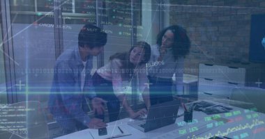 Konferans odasında akıllı telefonla dizüstü bilgisayardaki hisse senedi grafiklerini analiz eden üç iş arkadaşı. Profesyonel, takım çalışması, yenilik, modern, analitik, kurumsal, beyin fırtınası