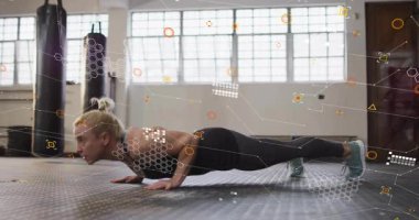 Veri grafikleri titreşen kadın, üstüste konmuş ölçümleri kullanarak şınav çekiyor. Fitness, strength, training, athletic, gym, determination, digital overlay