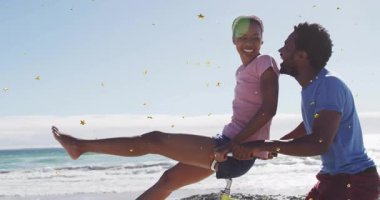 Sahile varan bir çift, limonlu bisiklet süren bir adam, okyanusta sallanan bacakları olan bir kadın. Sahil, macera, eğlence, açık hava, gençlik, mutluluk, manzara