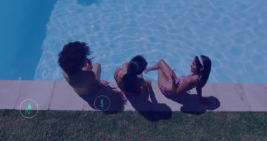 Havuz başında sohbet eden üç arkadaş veri gösteren ikon görüntüsü ve yüzen sürdürülebilirlik simgeleri. Açık hava, rahatlama, çevre dostu, toplum, eğlence, canlı, yenilik