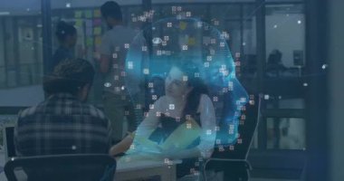 Koordinatör yerleştirme notu, iş toplantısı sırasında veri simgeleriyle dönen holografik kafayı tetikliyor. İşbirliği, yenilik, beyin fırtınası, takım çalışması, teknoloji, iletişim, modernizasyon