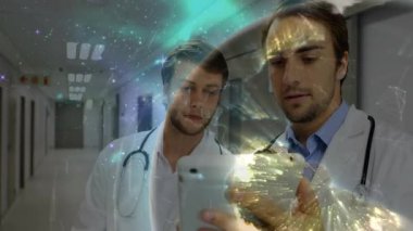 Doktorlar hastanedeki tableti tıkırdatıyor, sanal veri ile ağ kümelerini görselleştiriyorlar. Tıbbi, teknoloji, gelecek, yenilik, işbirliği, tanı, dijital