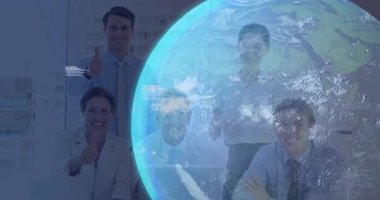 Ofis ekibi çalışıyor ve onay verirken saydam küre soluyor, kodlar üst üste geliyor. İşbirliği, yenilik, teknoloji, dijital, çok kültürlü, üretkenlik, takım çalışması