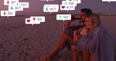 Çevrelerinde sosyal medya simgeleri kaybolurken alacakaranlık sahilinde birkaç şişe yudumlamak, dalgalanmayı da sayar. Romantik, sükunet, iletişim, rahatlama, akşam, kıyı, bağlantı