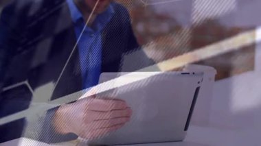 Erkek profesyonel tıkırtı tableti ve kahve fincanının yanında takip eğilimlerini takip eden finans grafikleri. Teknoloji, veri analizi, işyeri, modern, iş dünyası, yenilik, dijital