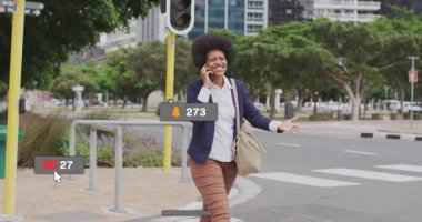 Karşıdan karşıya geçen bir kadın, akıllı telefondan sohbet ederken sosyal medya ikonlarının bağlanması sayılır. Kentsel, teknoloji, iletişim, ağ, yaşam tarzı, dijital, modern