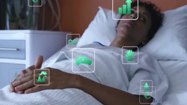 Hastane yatağında öylece yatıp yeşil simgeleri aktifleştiriyor kafa ve göğüste sürüklenen verileri görselleştiriyor. Sağlık, sağlık, teknoloji, yenilik, sağlık, çevre, veri görselleştirme