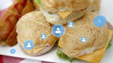 Merkezi mavi kullanıcı simgesi ağ büyümesi için burgerleri kapsayan düğümler oluşturmaya başlıyor. Sosyal, bağlantı, dijital, ağ, arayüz, teknoloji, iletişim