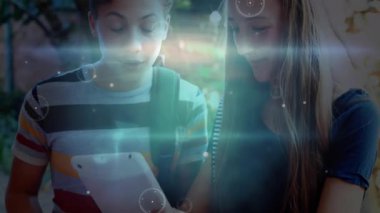 Genç kız ve erkek kardeş, eğitici holografik teknoloji grafiklerini keşfetmek için tablet tıklatıyorlar. Teknoloji, yenilik, eğitim, aile, açık hava, fütüristik, dijital