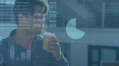 Erkek yöneticinin kadehini yudumlaması yüzen satış grafiklerinin telefon kaydırma analizini çekmesine neden oluyor. İş, teknoloji, yenilik, finans, analitik, kentsel, profesyonel