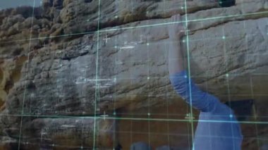 Tırmanışçı tırmanış sırasında uzuv hareketlerini gösteren teknolojik kaplama ile pervaza tutunarak çekim yapıyor. Macera, keşif, teknoloji, engebeli, açık hava, kararlılık, üç boyutlu görselleştirme