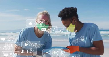 Gönüllü kadınlar plaj çöplerini toplamak için eğilirler ve temizlik için yükselen sosyal ikonlar oluştururlar. Çevre, aktivizm, işbirliği, çevre dostu, açık hava, toplum, dijital