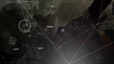 Kask lambası taraması yapılıyor ve insan çapayı sıkıca kavrayıp ipi yükseltirken teknik haritalandırma başlatılıyor. Mağara, keşif, teknoloji, macera, engebeli, haritalama, güvenlik