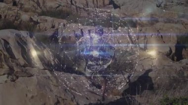 Yürüyüşçü kayışları ayarlıyor ve ağ küresi dijital haritayı gösterirken kayaların üzerine sırıklar dikiyor. Macera, keşif, teknoloji, açık hava, engebeli, keşif, yenilik