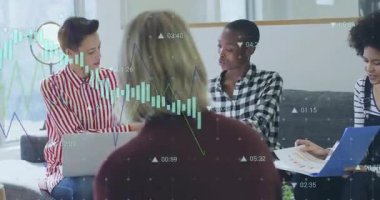 Dizüstü bilgisayarda hareket eden Personel 2 iş ekibinin tablet kaplamalarındaki raporları incelemesi için tarıyor. İşbirliği, takım çalışması, yenilik, şirket, modern iletişim, beyin fırtınası.