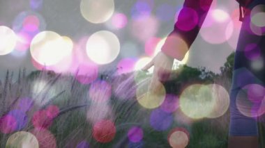 Otlakta yürüyen yürüyüşçü tohum tarıyor ve seyahat için sırt çantasıyla otları inceliyor. Macera, keşif, vahşi doğa, doğa, aktivite, yürüyüş