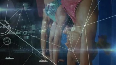 Fitness takımı ellerini uzatıyor ve mavi duvara yaslanıp bacaklarını amuda kaldırıyor HUD ölçümlerini takip ediyor. Egzersiz, biyomekanik, giysi, spor giyim, eğitim, yenilik, teknoloji