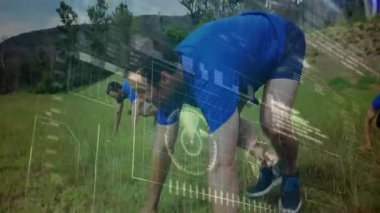 Grup kurşun sinyalini takip ediyor, yüksek çözünürlüklü izleme cihazlarıyla senkronize burpee yapıyor. Takım, takım çalışması, açık hava, atletik, dinamik, sağlık, sağlık