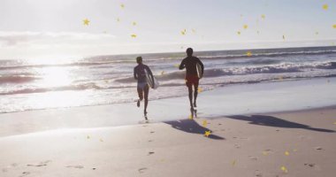 Sahne açılışı, iki sörfçünün altın konfetileri arasında dalgalara çarpıp sörf yapmak için kürek çektiklerini gösteriyor. Plaj, macera, atletik, canlı, kutlama, boş zaman, yaz