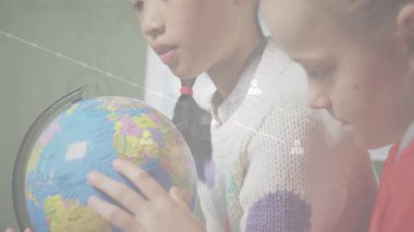 Dünya etrafında dönen ve kıtaları birbirine bağlayan eğitim bağlantısını gösteren ağlar başlatan kız öğrenciler. Çocuklar, işbirliği, eğitim, dijital, bağlantı, öğrenme, sınıf