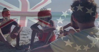 Bir grup arkadaş kumlu sahil şeridine geliyor ve canlı sohbetlerini paylaşarak daireler çiziyorlar. Sahil, sahil, yoldaşlık, açık hava, rahatlama, rahatlama, yaşam tarzı.