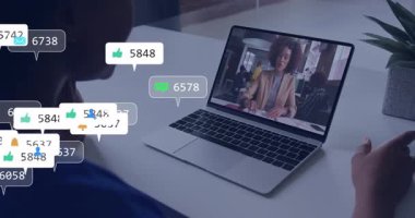Dizüstü bilgisayarı açan adam konferans çağrısına katılıyor, sunucu konuşuyor, nişan ikonları yükseliyor ve kayboluyor. Uzaktan çalışma, dijital iletişim, sanal toplantı, teknoloji, işbirliği, çevrimiçi etkileşim, çalışma alanı