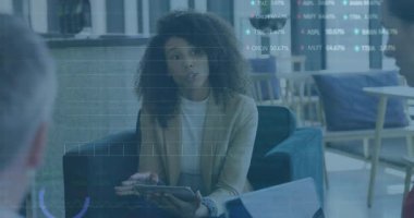 İş kadını tableti tıklatıyor ve veri eğilimlerini takım planlaması için canlı güncelleme grafikleriyle açıklıyor. İşbirliği, analitik, yenilik, takım çalışması, sunum, modern, profesyonel