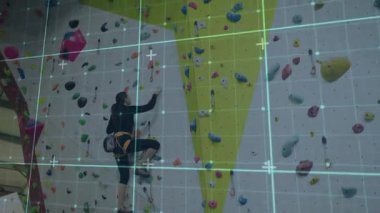 Sol ayağını alt ambara koyuyor, tırmanan tırmanan yükselen fitness duvarı ızgara hatlarıyla tutunuyor. Macera, güç, kararlılık, spor, sağlık, modern, dinamik