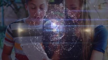 Ergen kız kardeş tableti tıklatıyor ve erkek kardeş izlerken keşif için hologram küresi büyütüyor. Teknoloji, yenilik, eğitim, aile, dijital, fütüristik, etkileşim