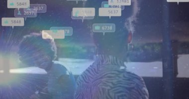 Alacakaranlık otobüsünde telefonu kaydıran kadın sosyal medya baloncuklarına neden oluyor ve her ikisi de artan beğeni gösteriyor. Sosyal medya, bağlantı, arkadaşlık, kentsel, gündelik, canlı, tematik