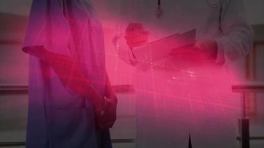 Doktor elinde dosya, steteskop tutarak hastaya yaklaşıyor. Test sonuçlarını açıklıyor, hastanın başını sallıyor. Tıbbi, sağlık, danışma, profesyonel, teşhis, klinik, muayene