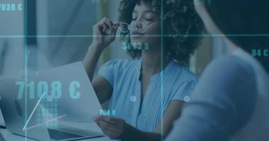 Gözlük tarama raporunu ayarlayan kadın, artan ölçümleri gösteren finans tablolarını aktifleştiriyor. Profesyonel, işbirliği, analitik, dijital, modern, kurumsal, büyüme