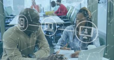 Meslektaşım iş notları yazarken üst düzey yönetici belge ağlarını tıklatıyor. İşbirliği, yenilik, takım çalışması, dijital, profesyonellik, beyin fırtınası, danışmanlık