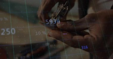 Teknisyen elleri menteşeleri pense altına sıkıştırıyor, sıkılaştırıyor, yüzen rakamlarla kalibre ediyor. Mekanik, endüstriyel, hassas, işçilik, mühendislik, modernizasyon, otomasyon