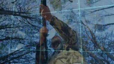 Avcı pruvaya uzanıyor ve kavrıyor. Uzuvları denetliyor ve çam ağaçlarının arasında okçuluk aletlerini hazırlıyor. Doğa, vahşi doğa, açık hava, macera, hassasiyet, zanaat, keşif