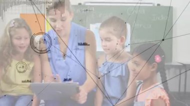 İnteraktif sınıf haritasını araştıran çocuklara rehberlik ederken kadın öğretmen tableti tıklatıyor. Eğitim, öğrenim, sınıf, teknoloji, merak, okur yazarlık, işbirliği