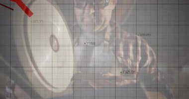 Olgun erkek metal işçisi, dönen diski kubbeye getiriyor, şebekeler ve çizelgeler arasında pürüzsüzleştiriyor. Makine, üretim, endüstriyel, teknik, kesinlik, işçilik, imalat