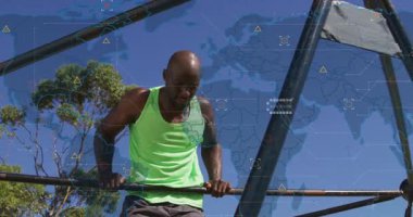 Çubuğu tutan ve verileri düğümlerle birleştirirken bir yandan da vücudu fitness takibi için alçaltan adam. Güç, atletizm, açık hava, modern, teknoloji, sağlık, eğitim