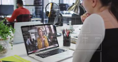 Ofis çalışanı iş görüşmesine başlıyor, bilgisayarın etrafında veri ve grafikler oluşturup masadan karşıya geçiyor. İşbirliği, dijital, modern, profesyonel, teknoloji, çalışma alanı, iletişim