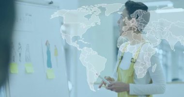 Tasarımcı, moda çizimlerinde kaybolan dünya haritası olarak marker stylus 'u seçiyor. Yaratıcı, yenilikçi, beyin fırtınası, sunum, işbirliği, görselleştirme, teknoloji