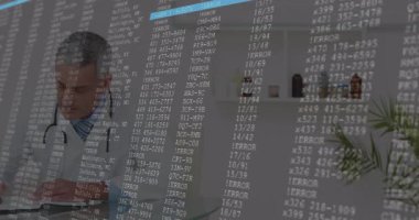 Tıbbi veri analizine işaret eden kaydırma işleminde hata yaparken doktor notları inceliyor. Profesyonel, sağlık, teknoloji, analiz, teşhis, dijital, klinik