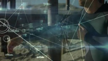 Sol kolunu ahşap iskelenin altına uzatan adam gövdesindeki holografik teknoloji veri ağını etkinleştiriyor. Teknoloji, yenilik, dijital, bağlantı, veri, fütüristik, donanım